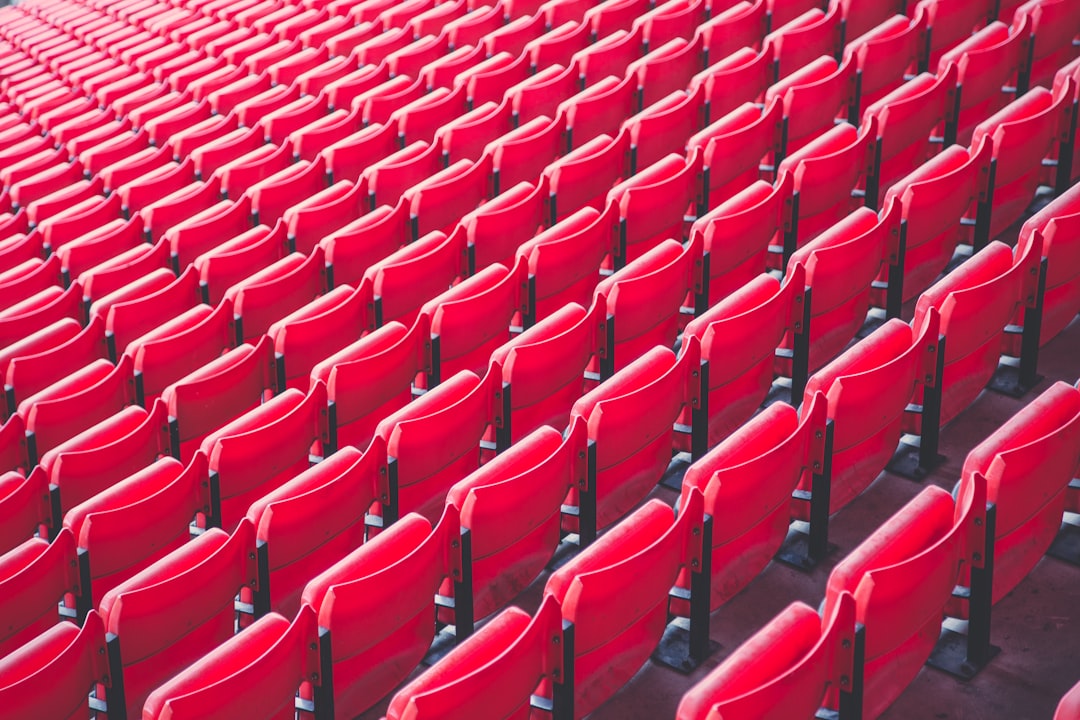 red-theater-chairs-hnuhobuj7s4